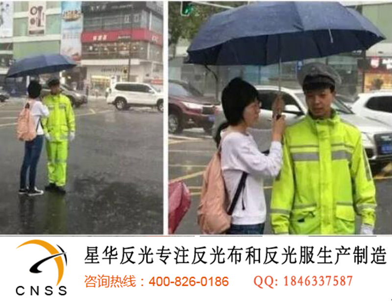 但由于后面雨下的太大,要不是一位市民替他们撑伞,他们肯定衣服要湿透
