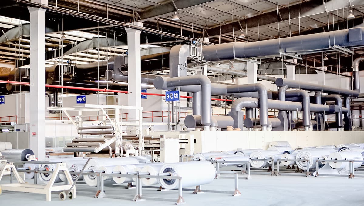 星华反光拥有数十条反光布生产线